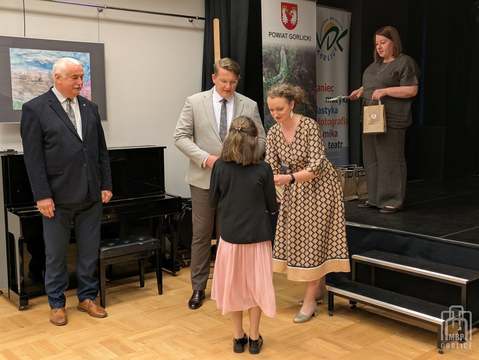 Biblioteka Gorlice, Powiatowy Konkurs Czytelniczy Wyróżniona uczennica otrzymuje dyplom i nagrodę